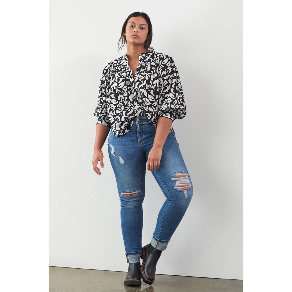 Anthropologie Pilcro Distressed Ripped Knee Slim Boyfriend Crop Jeans